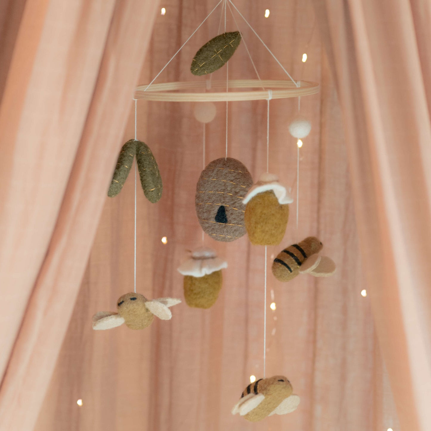 Baby Bello - Boxmobiel Honeybee Mine - 100% organisch vilt - lifestyle