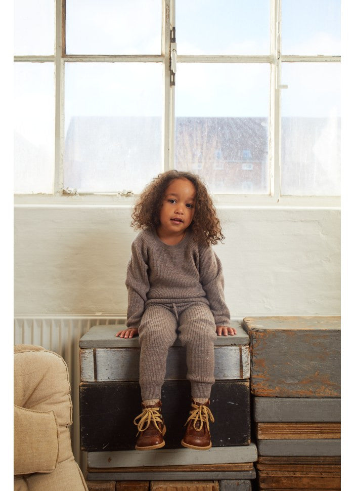 Copenhagen Colors - Merino Classic Rib Leggings - Baby legging - 100% merinowol - meisje zittend bruin
