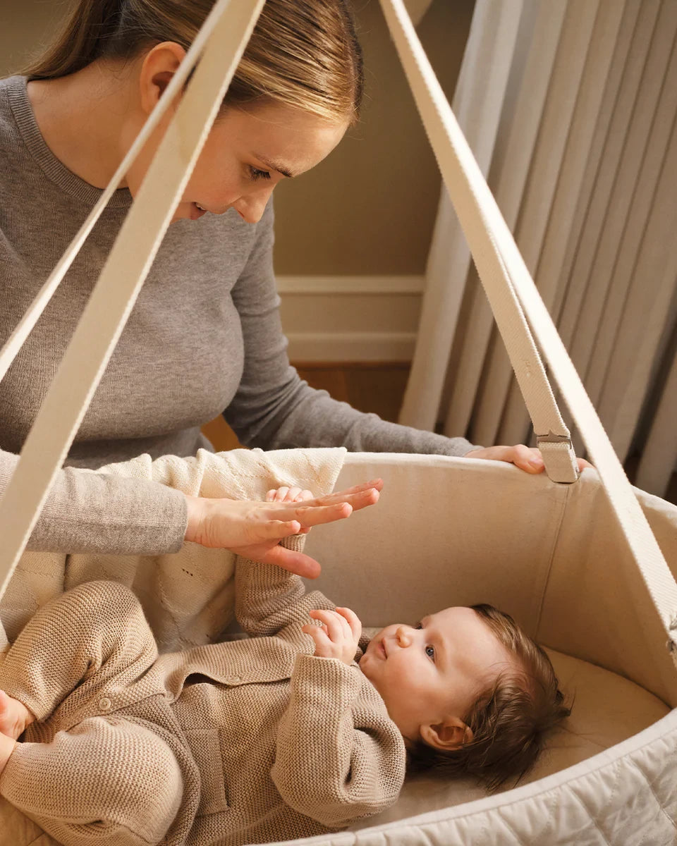 Moonboon - Classic Bundle - Bundel met Ovale Wieg met Wiegmotor Connect en Statief - GOTS - baby in wieg