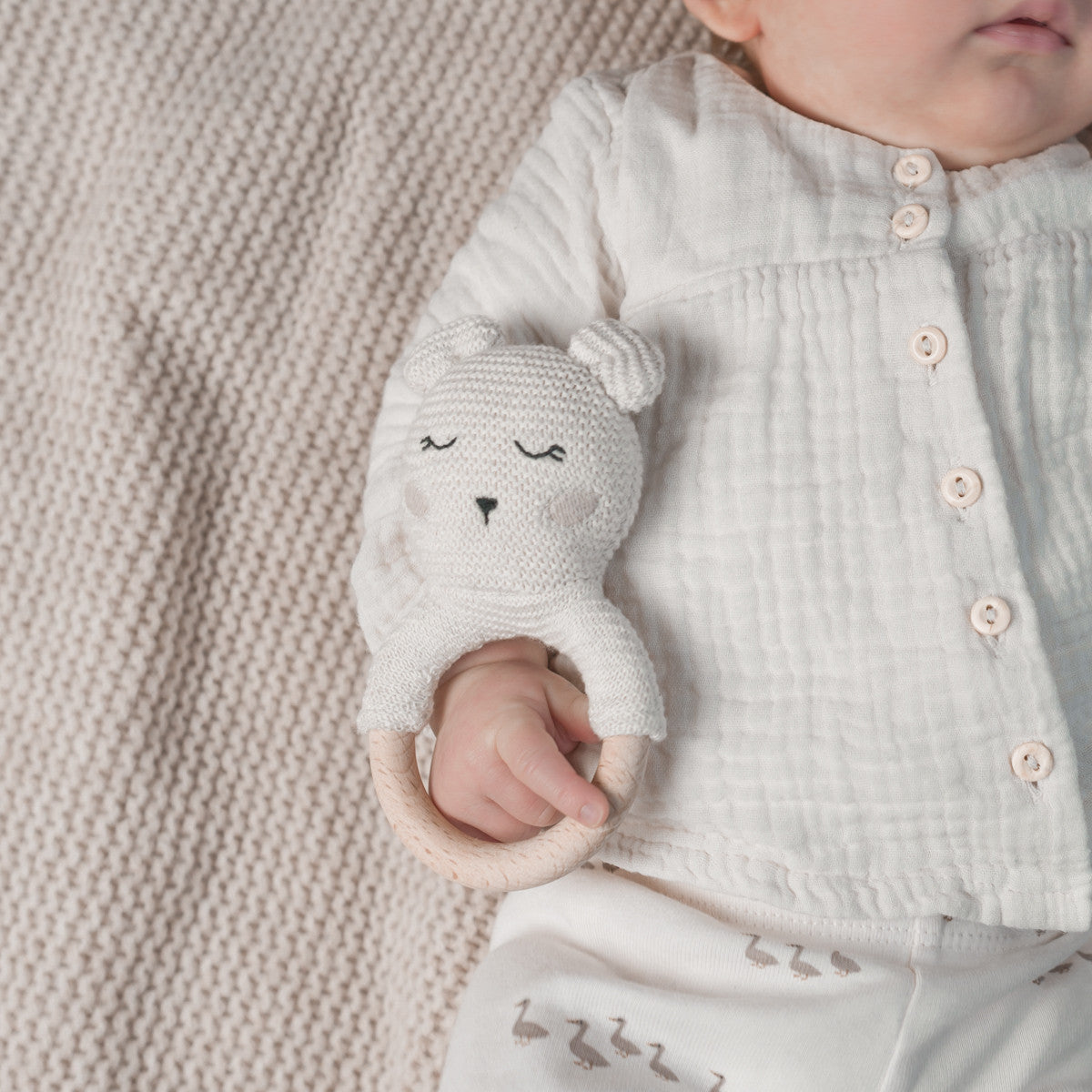 Baby Bello - Rammelaar Bobby de IJsbeer - the Polar Bear -100% biologisch katoen - lifestyle