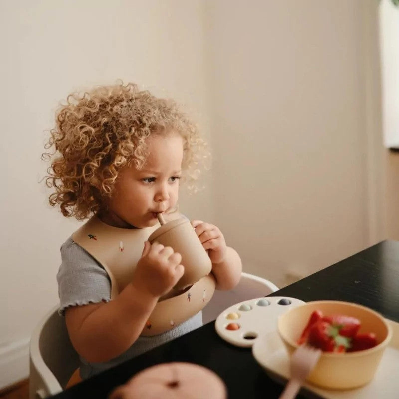 Mushie - Siliconen oefenbeker met deksel en rietje - 6+ maanden