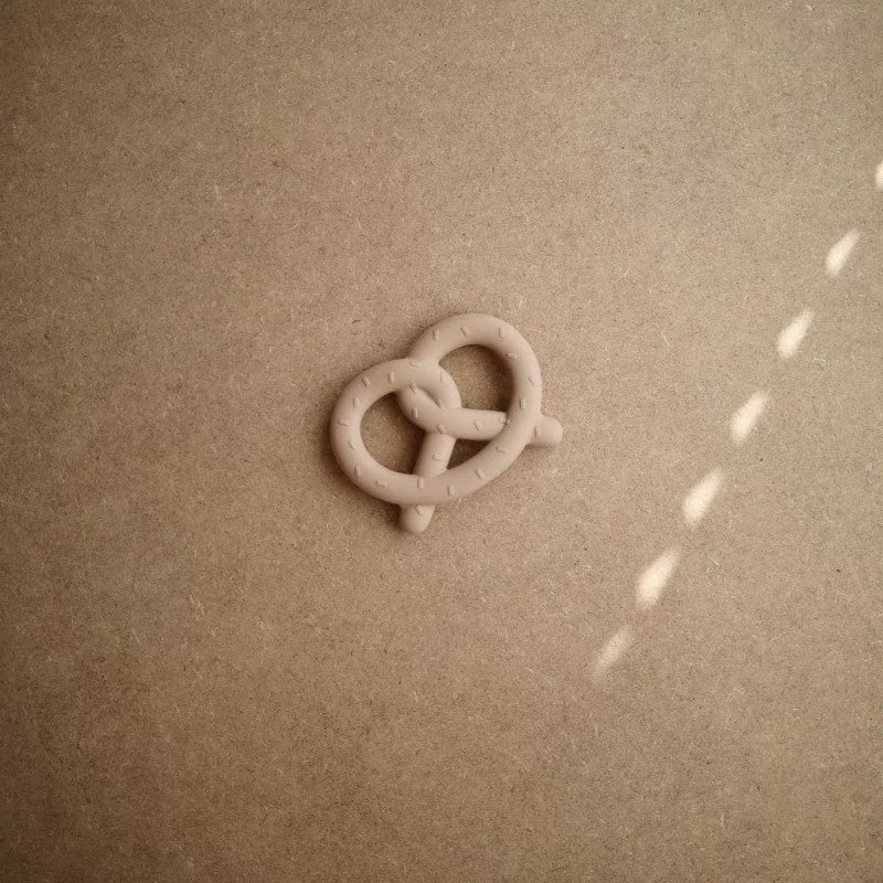 Mushie - Teether Bijtring Pretzel - 100% voedselveilig silicone