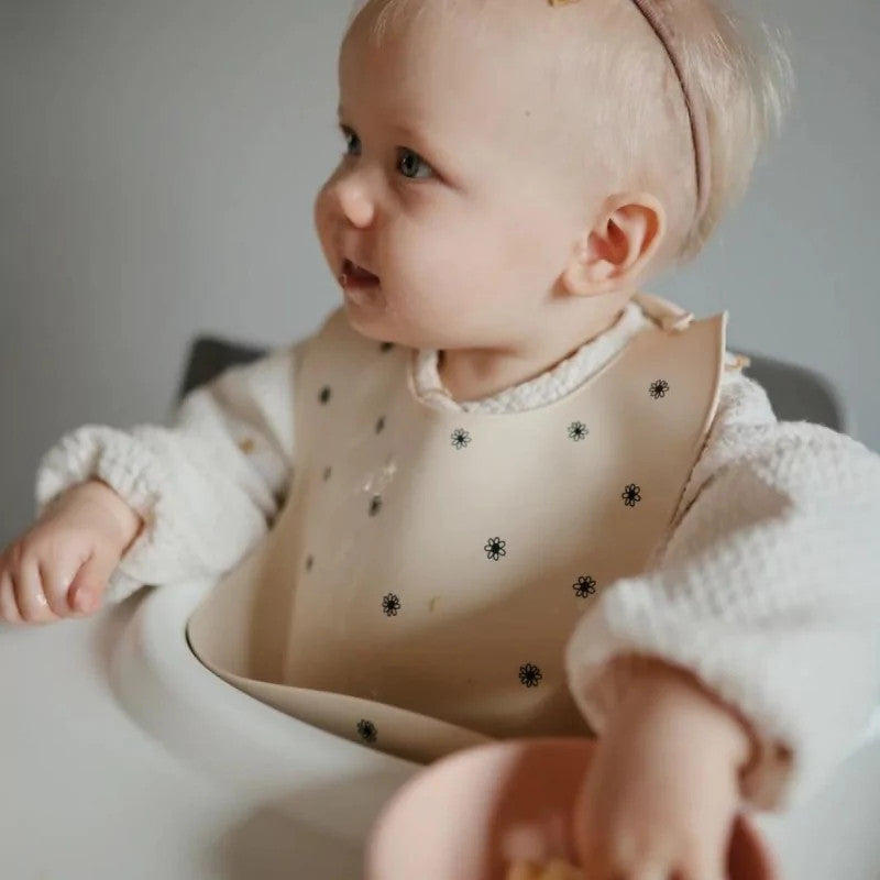 Mushie - Siliconen bib - Slabbetje - Black daisy lifestyle foto