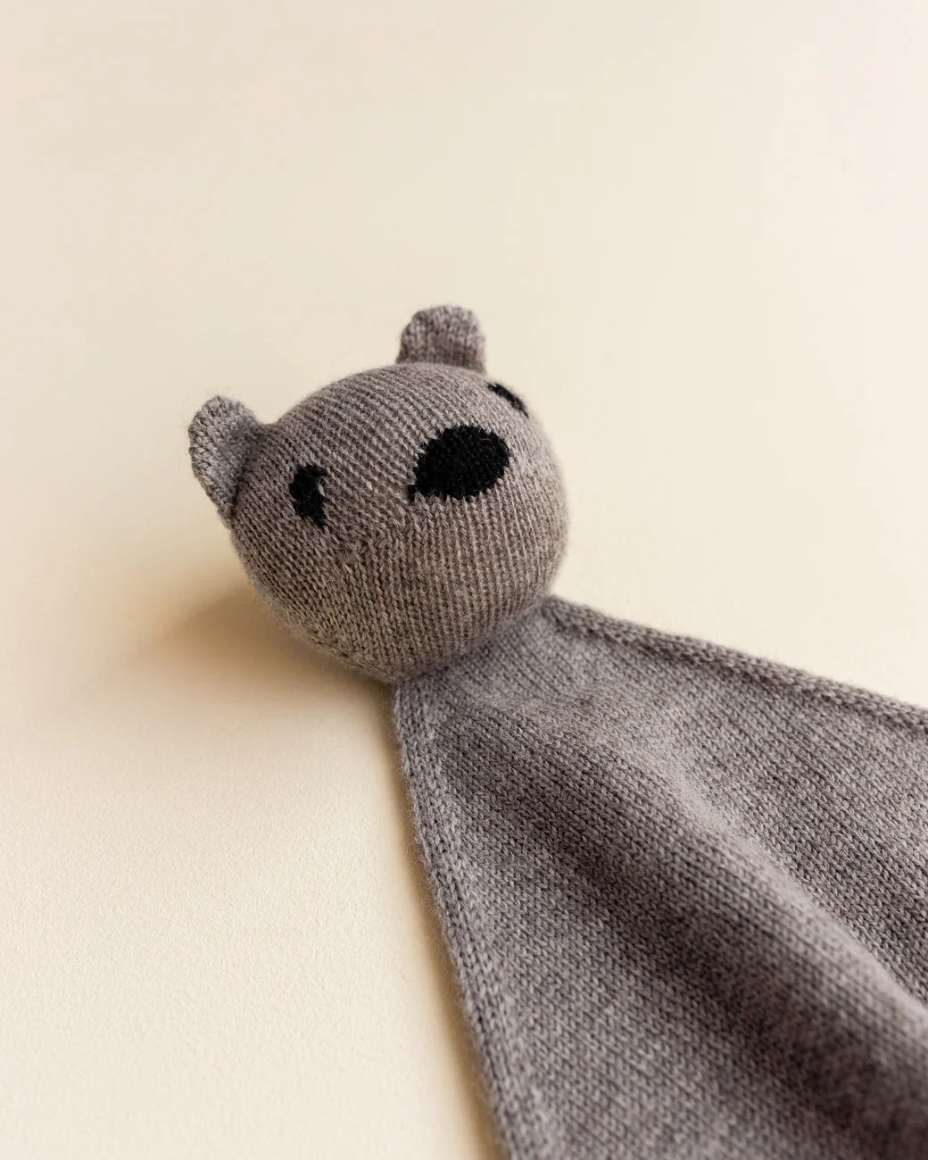 Knuffeldoekje Teddy Tokki - Otter/Grijs - 100% Merinowol - HVID - close up