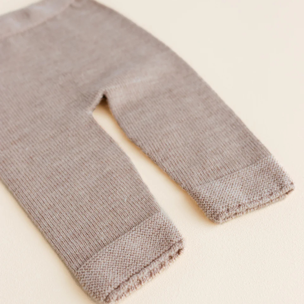 Gebreid broekje Guido - Merino wol - Sand - HVID close up