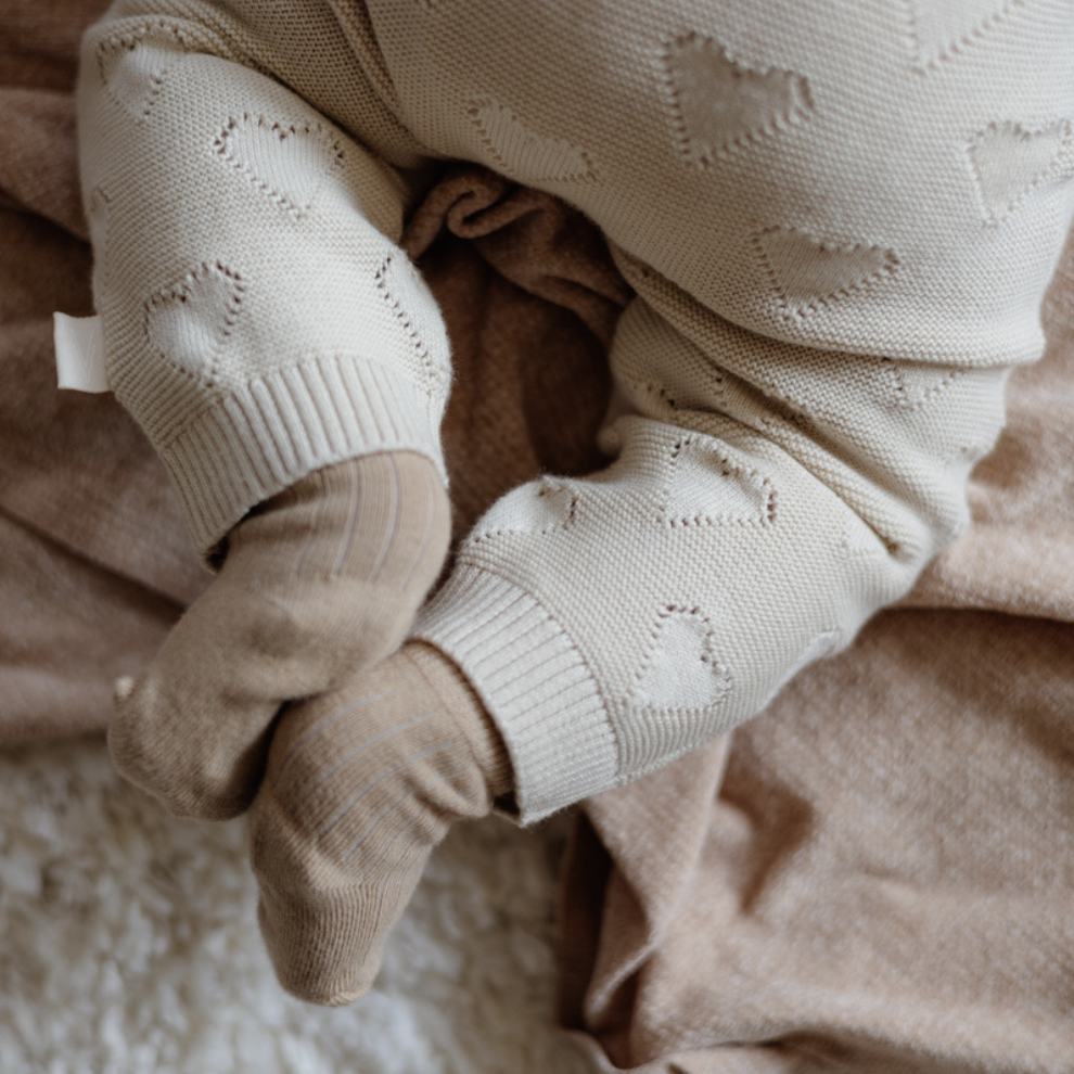 Gebreid broekje Leila - Biologisch katoen - Light sand/beige - Levv close up