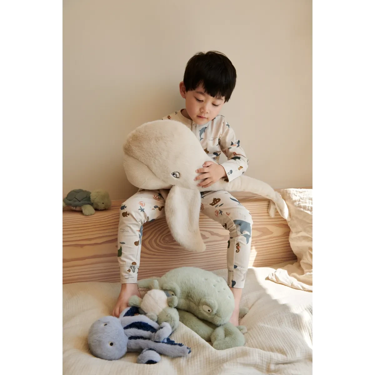 Walvis knuffel - Berto whale teddy XXL - 42cm - Gerecycled polyester - Liewoodr - sfeerfoto