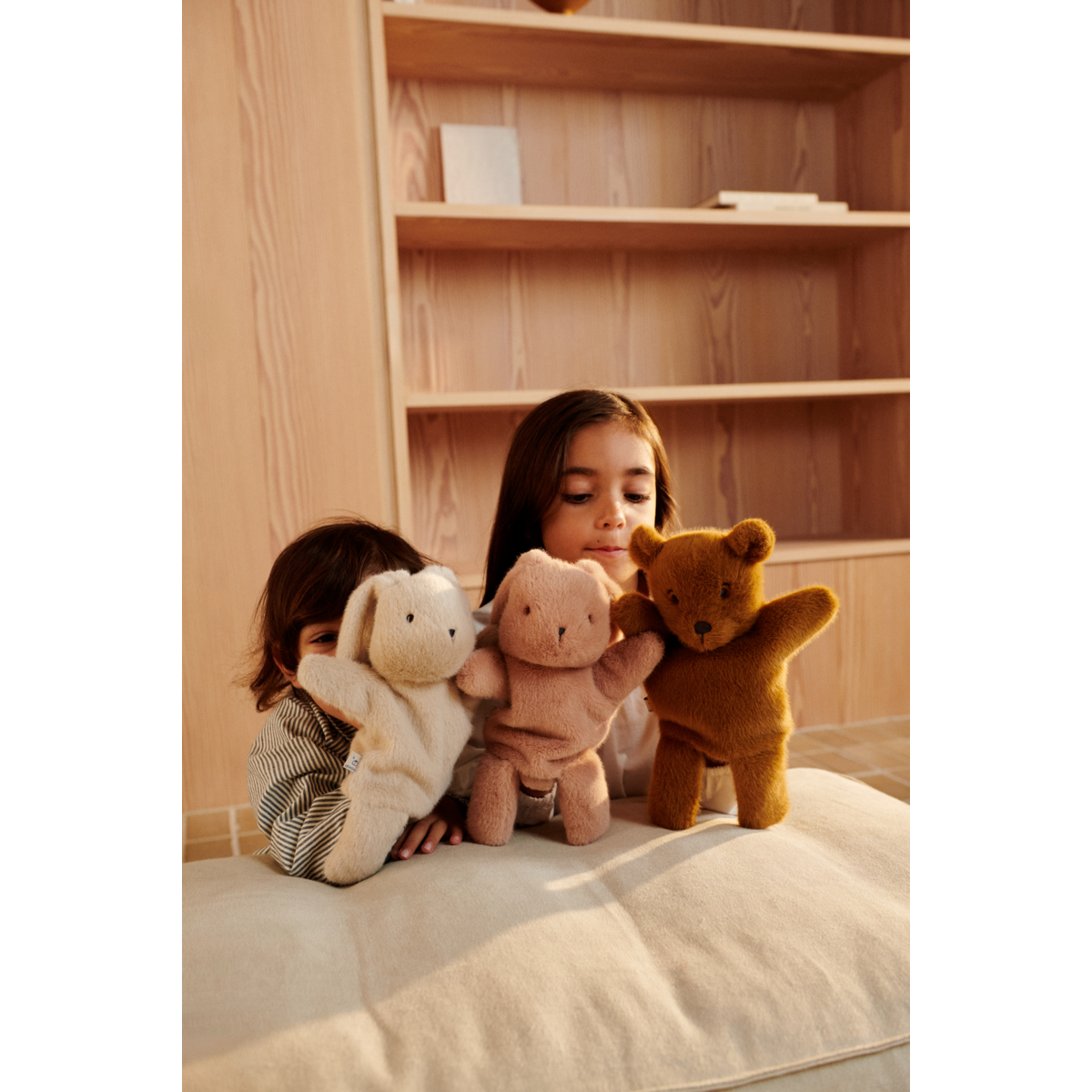 Liewood - Honor Bear Hand Puppet - Handpop Beer - 100% gerecycled materiaal - baby speelt met