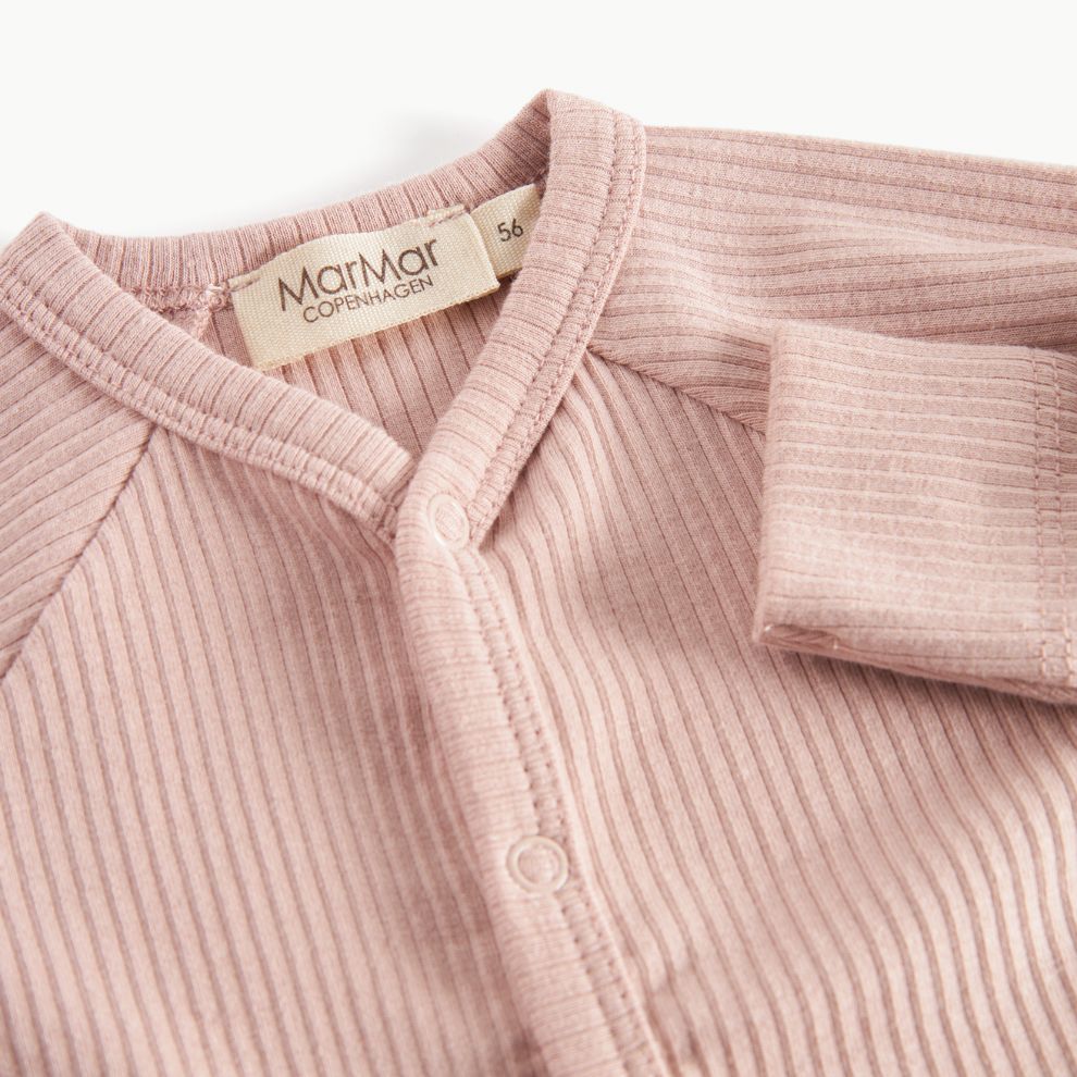 Romper Bruno - Biologisch katoen/modal - Faded rose - Marmar Copenhagen close up