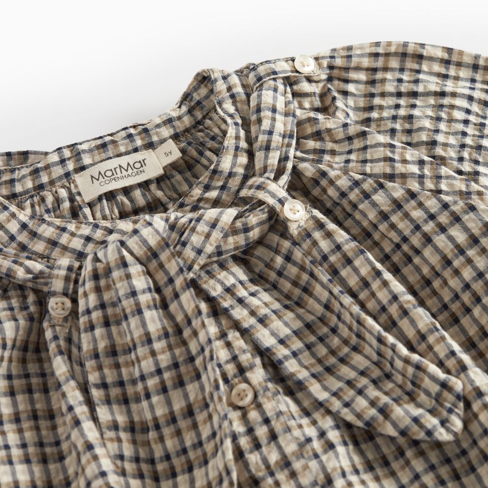 Blouse top Takari scarf - Biologisch katoen - Pilot Navy Check - Marmar Copenhagen close up