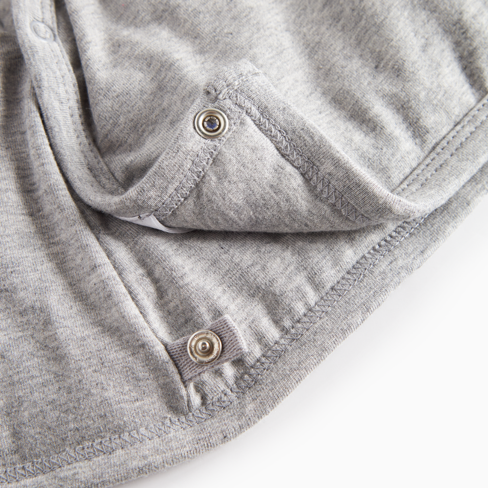 Gewatteerde Baby jas Jules - Biologisch katoen en Modal - Light grey - MarMar Copenhagen knoop