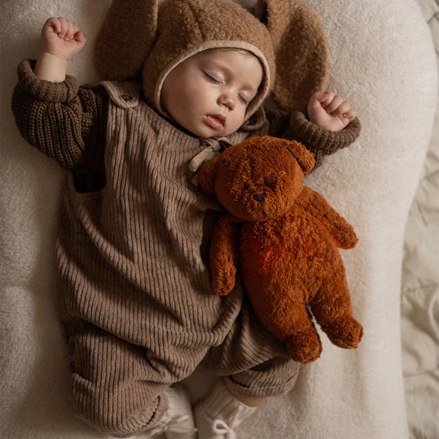 Knuffel met geluid - The Humming Bear 2.0 - Caramel - Moonie - sfeerbeeld