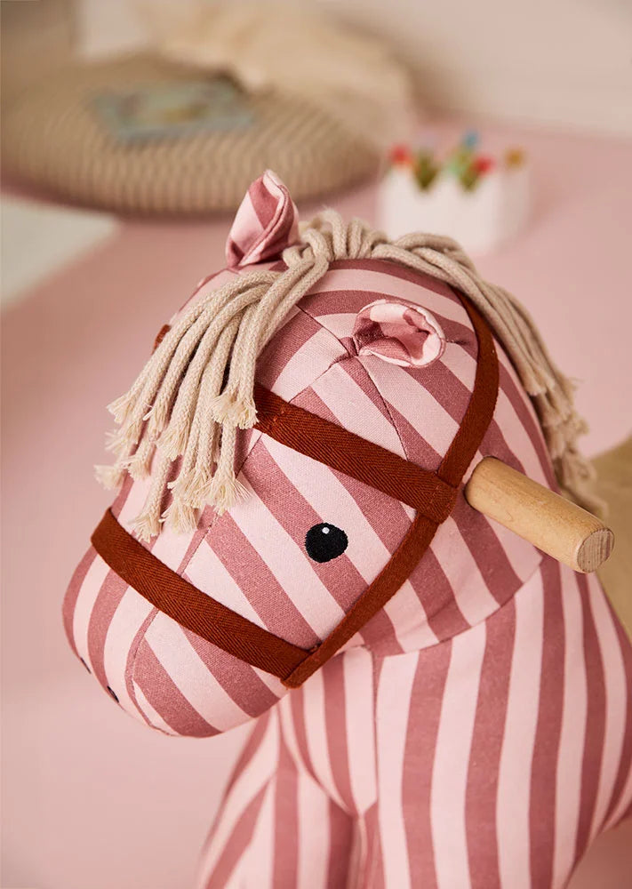 Hobbelpaard Mila - Clay Pink Stripe - FSC-gecertificeerd hout - Kid's Concept - productfoto - afbeelding 2
