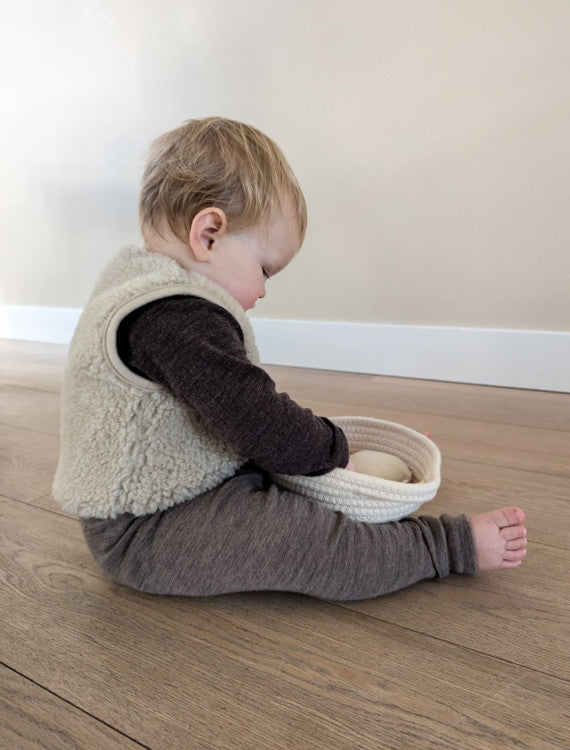 Babyvest Lulu Light Sand Brown – 100% wol – Alwero