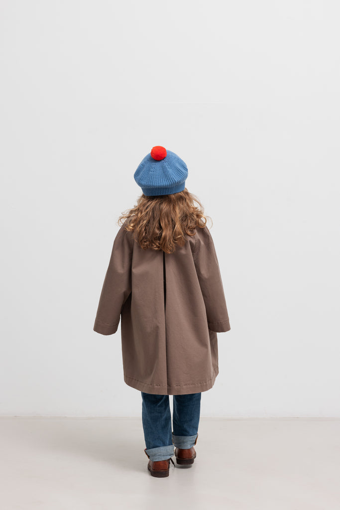 Muts met pompom - Alexo - Merinowol - MarMar Copenhagen - sfeerbeeld met meisje - achteraanzicht
