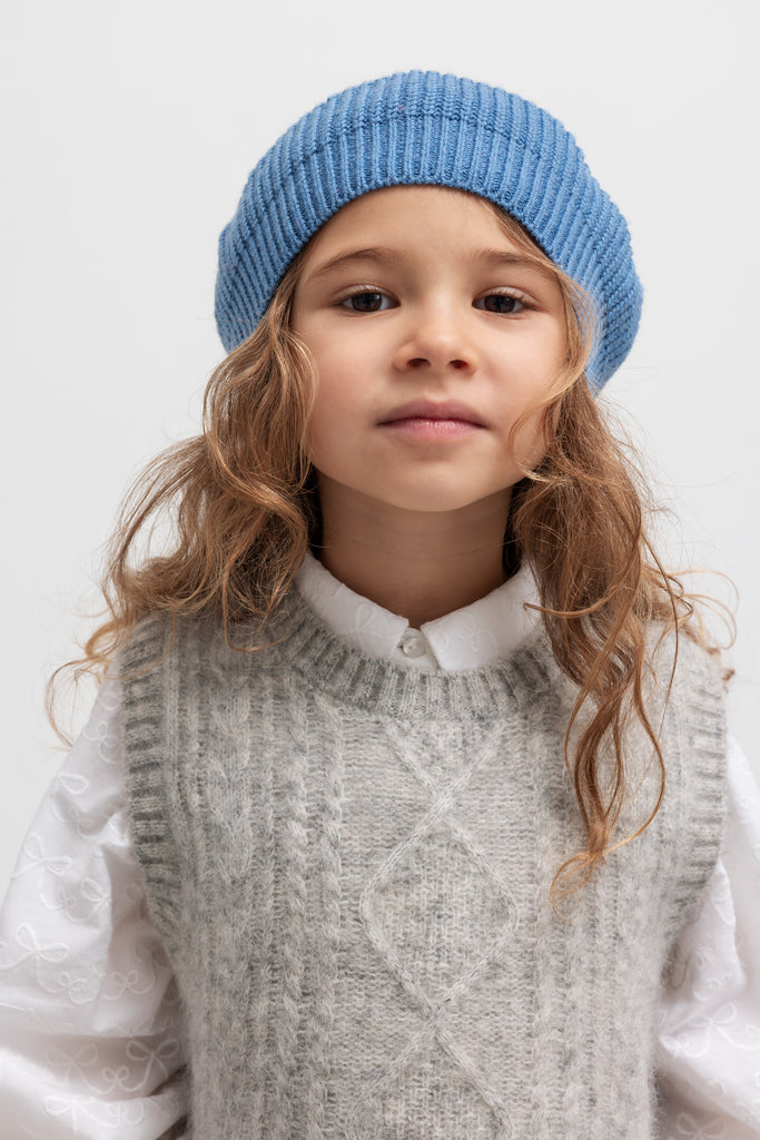 Muts met pompom - Alexo - Merinowol - MarMar Copenhagen - sfeerbeeld met meisje