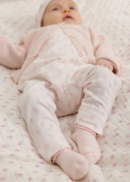 Combinaison pyjama Rula Mini Bloom – modal & coton biologique – MarMar Copenhagen : bébé allongé sur le dos dans la combinaison à fleurs.