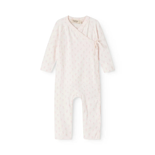 Combinaison pyjama Rula Mini Bloom – modal & coton biologique – MarMar Copenhagen : vue de face de la combinaison rose clair à petites fleurs.
