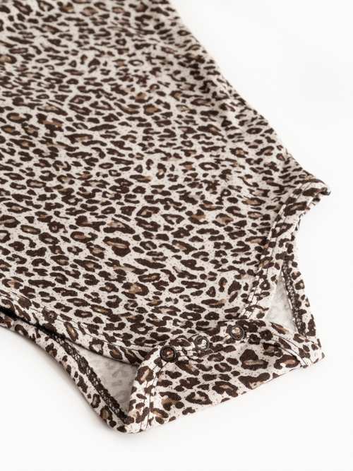 Babyromper Leo Body LS - Modal - Dark Brown Leo - MarMar Copenhagen - productfoto - afbeelding 3