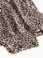 Babyjurkje Leo Ramona Frill LS met geïntegreerde romper - Modal - Dark Brown Leo - MarMar Copenhagen - productfoto - afbeelding 3