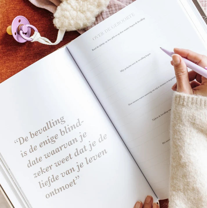 Het begin van jouw leven – All-in-One Pregnancy and Baby Memory Book from 0 to 1 Year – Birth Lines