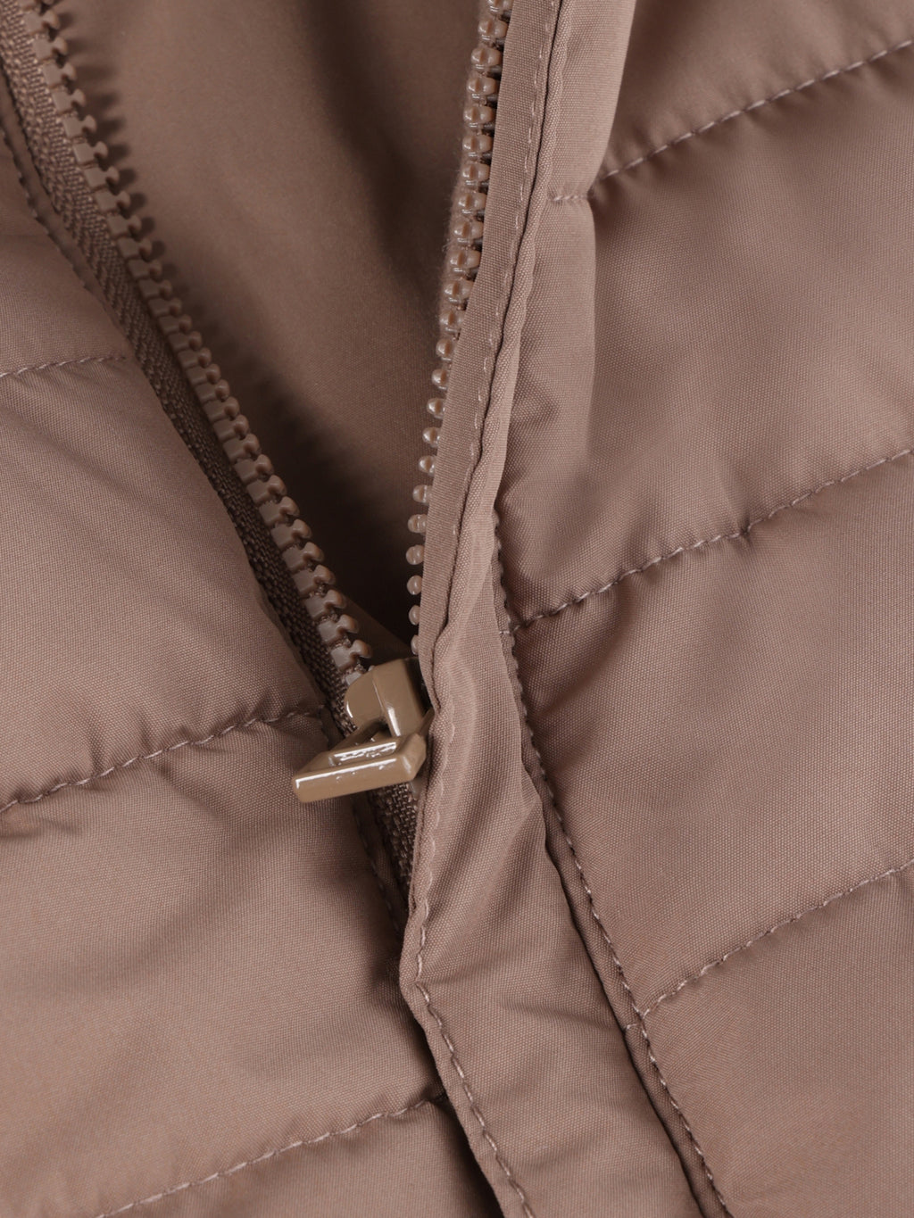 Buitenpak met quilted voering - Mountain Trail - Bruin - Fixoni - close up