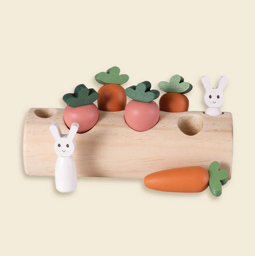 Tronc d’arbre Lapin et Légumes – Jouet potager en bois avec lapins – Egmont Toys : tronc de jeu en bois avec légumes et lapins.