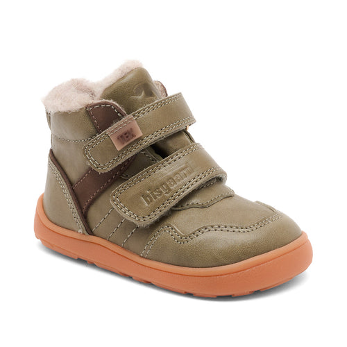 Chaussure d'hiver Barefoot Becky TEX – Sage – Bisgaard : chaussure vue de face en biais avec fermetures scratch.