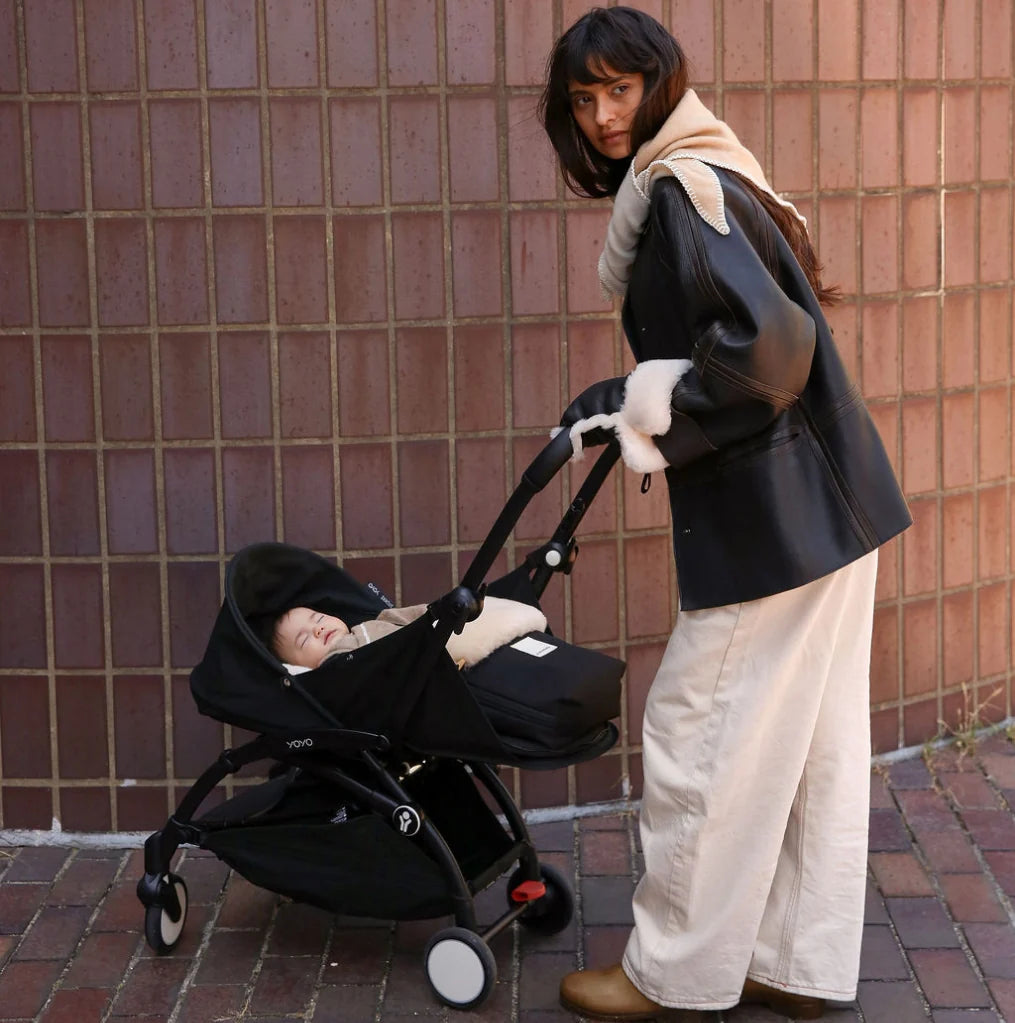 Milk Minipuff – Merino schapenvacht voetenzak voor reiswieg & Stokke YOYO – BINIBAMBA