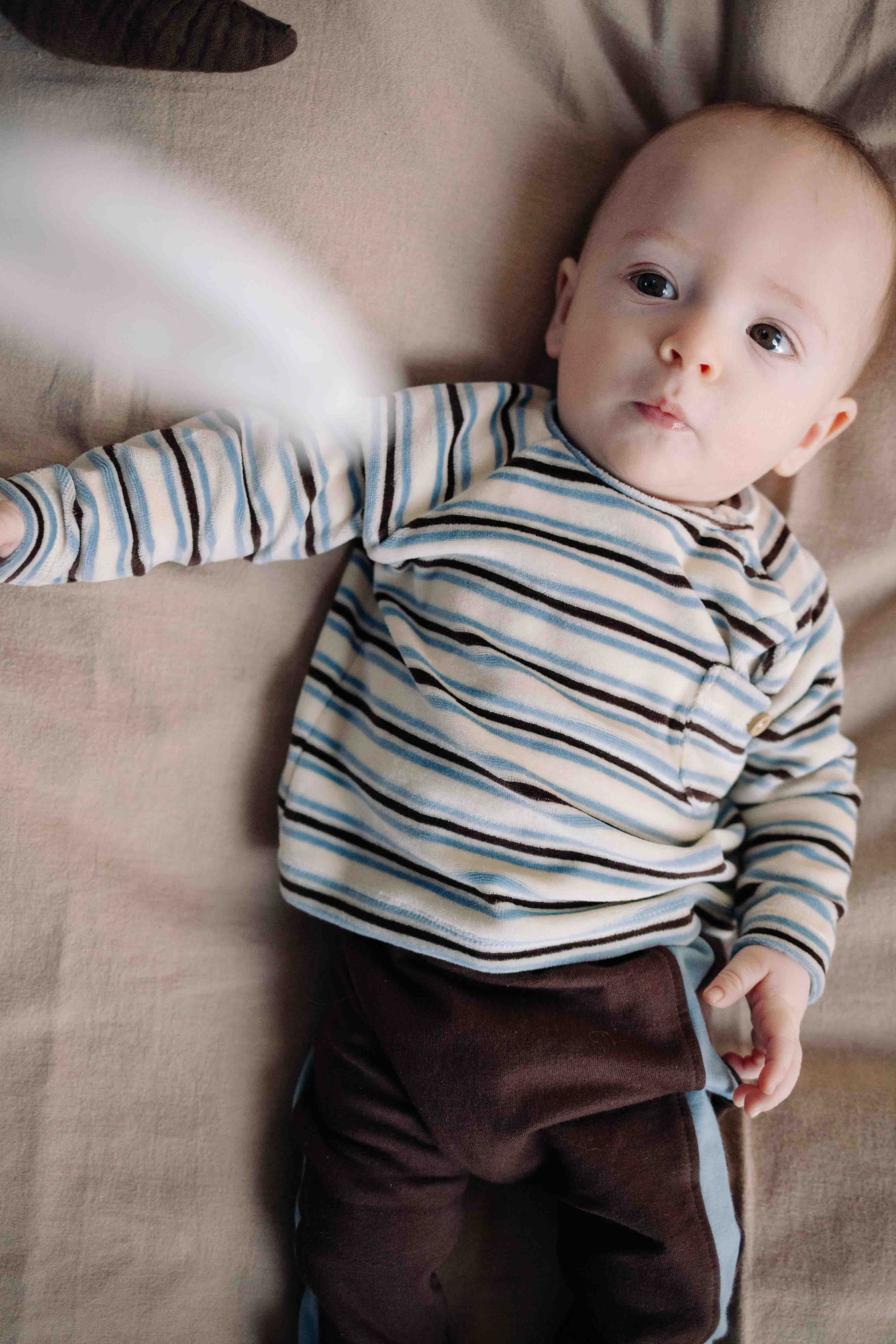 Top lange mouwen Julot - Velvet Stripe - Biologisch katoen - Riffle Amsterdam - met baby en broekje
