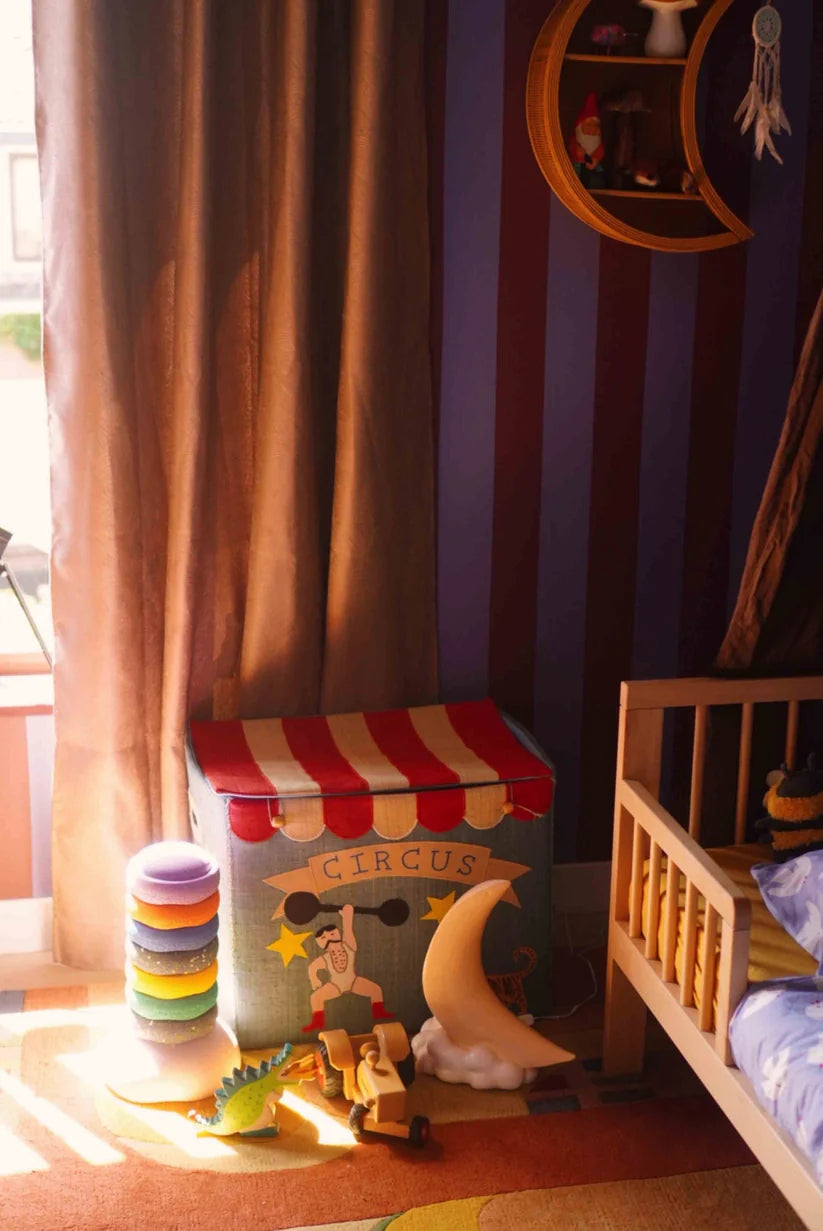 Brede Strepen Bordeaux Blauw – Atelier Chien: Tapete in einem Kinderzimmer mit rotem Vorhang.