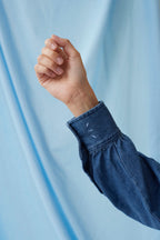 The Shirt Dark Denim – Oversized zwangerschapsblouse – 100% katoen – Verborgen ritsen – Atelier Melon