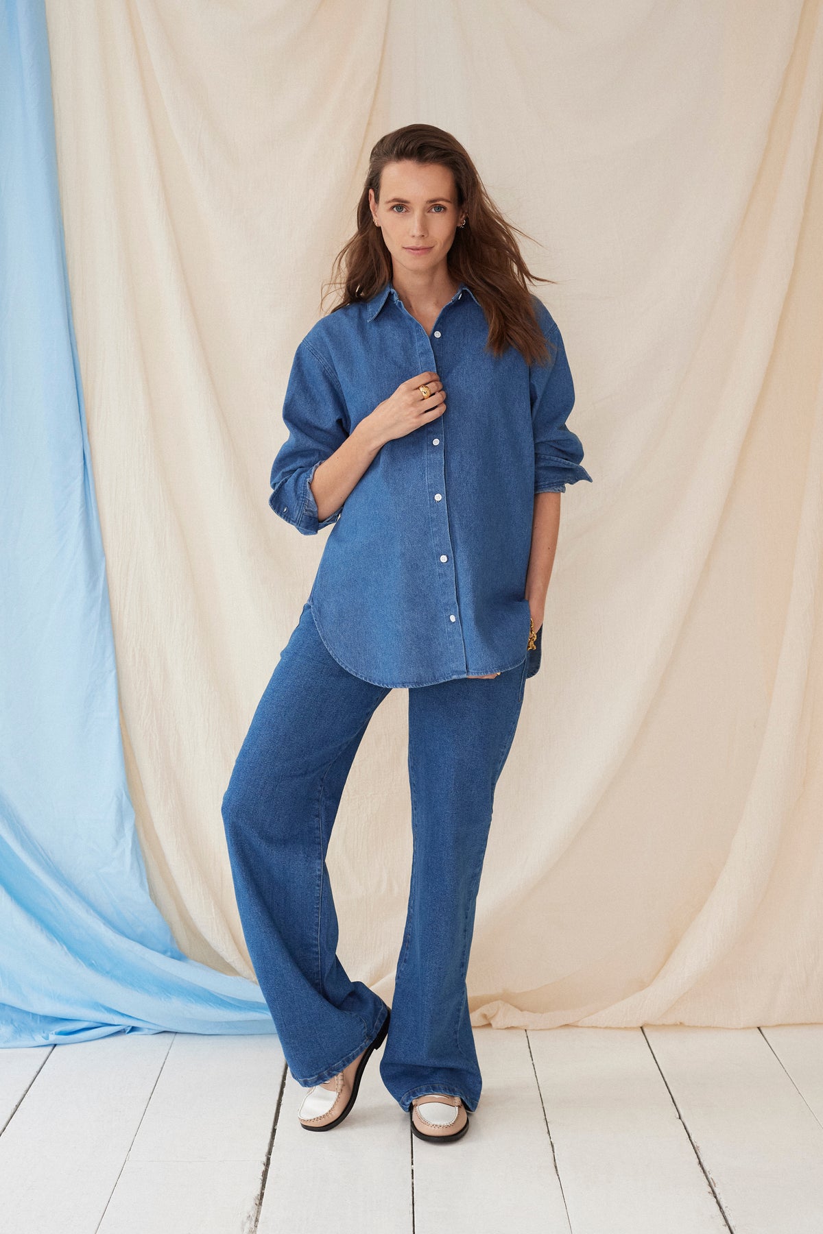 The Shirt Dark Denim – Oversized Umstandsbluse – 100% Baumwolle – Verdeckte Reißverschlüsse – Atelier Melon