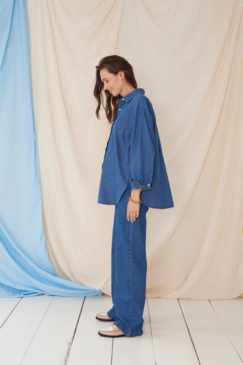 The Shirt Dark Denim – Oversized zwangerschapsblouse – 100% katoen – Verborgen ritsen – Atelier Melon
