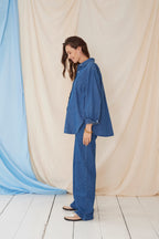 The Shirt Dark Denim – Oversized zwangerschapsblouse – 100% katoen – Verborgen ritsen – Atelier Melon