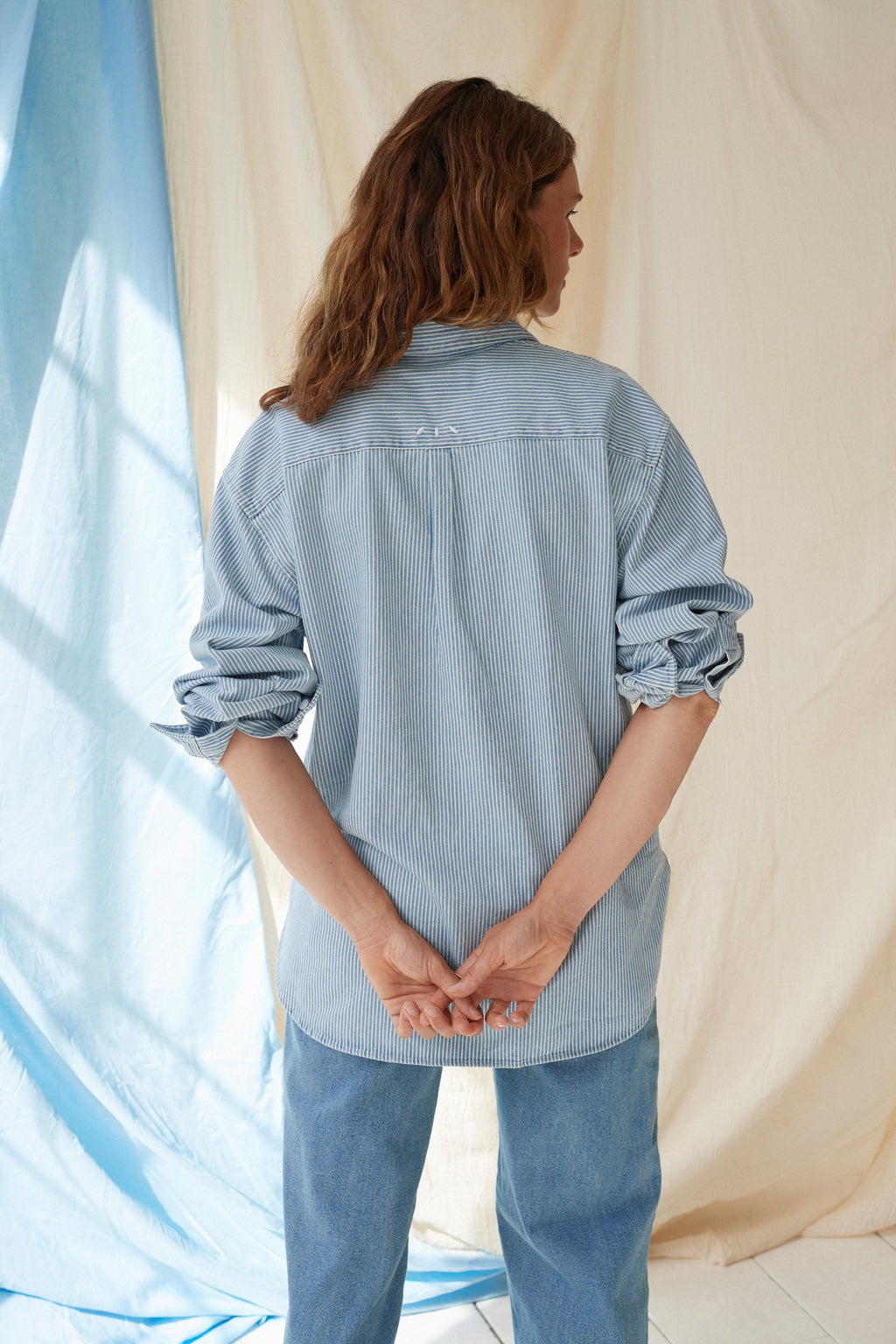 The Shirt Stripe Denim – Gestreepte oversized zwangerschapsblouse – 100% katoen – Verborgen ritsen – Atelier Melon