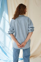 The Shirt Stripe Denim – Gestreepte oversized zwangerschapsblouse – 100% katoen – Verborgen ritsen – Atelier Melon