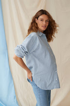 The Shirt Stripe Denim – Gestreepte oversized zwangerschapsblouse – 100% katoen – Verborgen ritsen – Atelier Melon