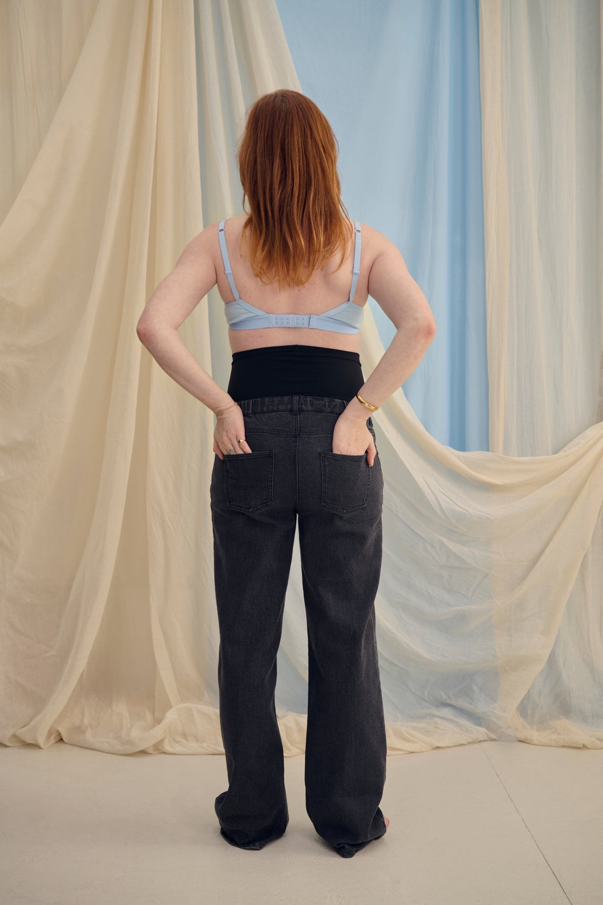 The Wide Jeans Black – Schwarze weite Umstandsjeans – Verstellbares Bauchband – Atelier Melon