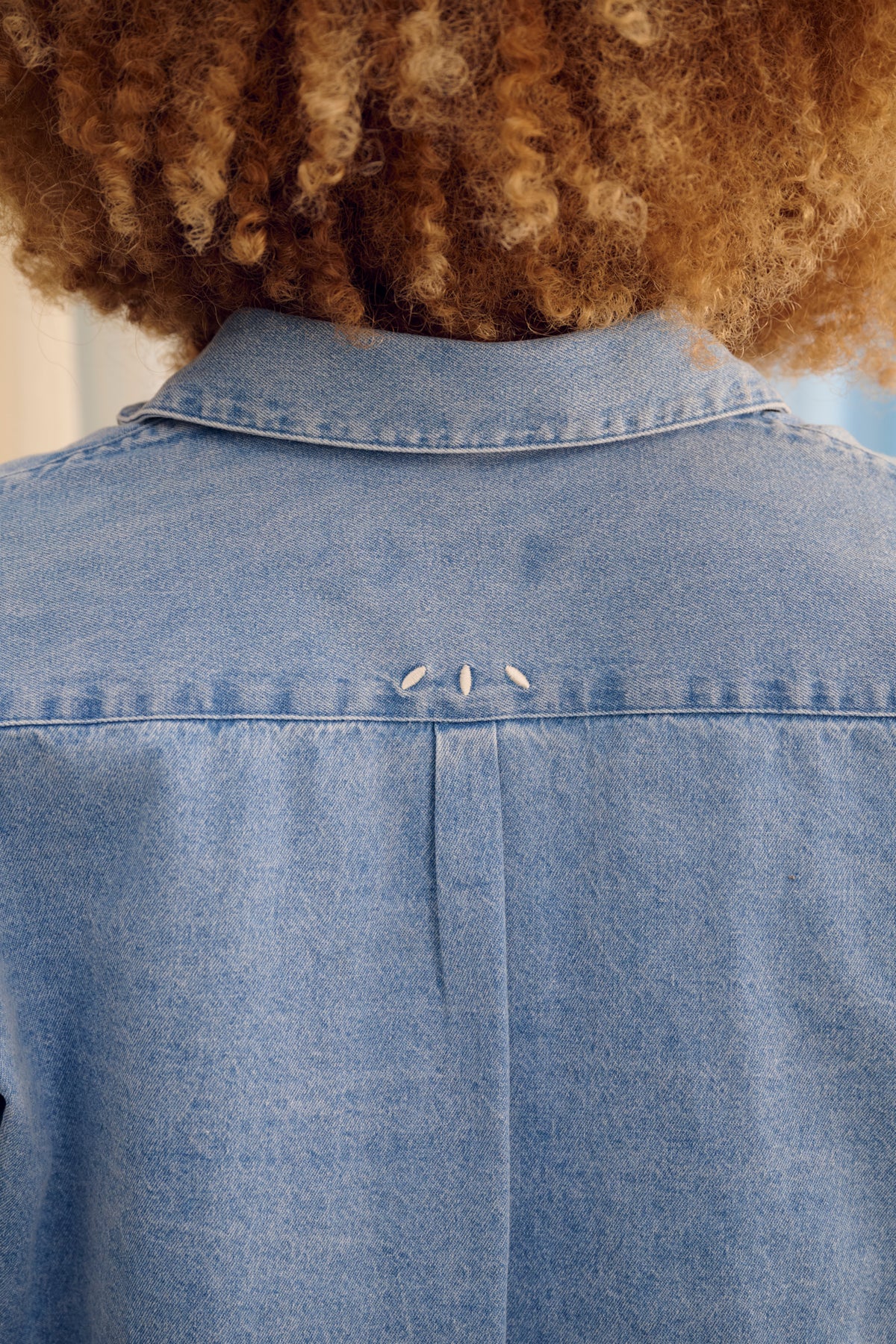 The Shirt Light Denim – Oversized Umstandsbluse – 100% Baumwolle – Verdeckte Reißverschlüsse – Atelier Melon