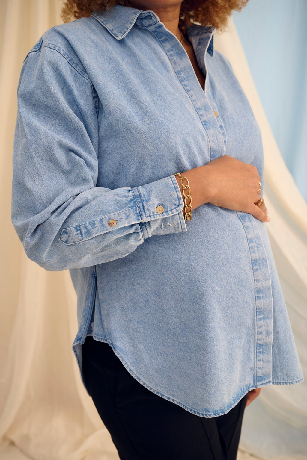 The Shirt Light Denim – Chemise de grossesse oversize – 100 % coton – Zips invisibles – Atelier Melon