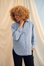 The Shirt Light Denim – Chemise de grossesse oversize – 100 % coton – Zips invisibles – Atelier Melon