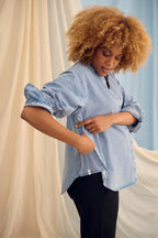 The Shirt Light Denim – Chemise de grossesse oversize – 100 % coton – Zips invisibles – Atelier Melon