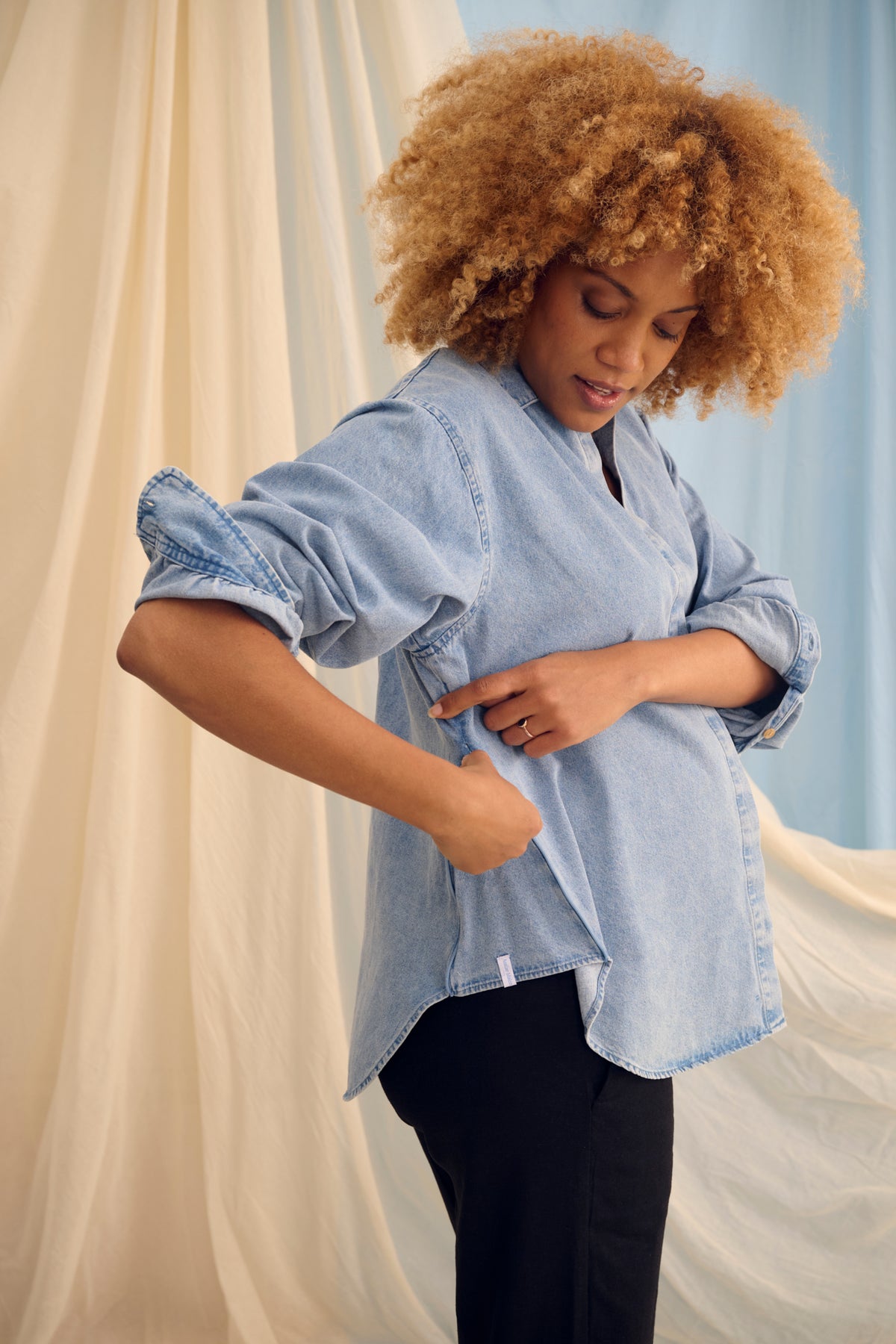 The Shirt Light Denim – Oversized Umstandsbluse – 100% Baumwolle – Verdeckte Reißverschlüsse – Atelier Melon