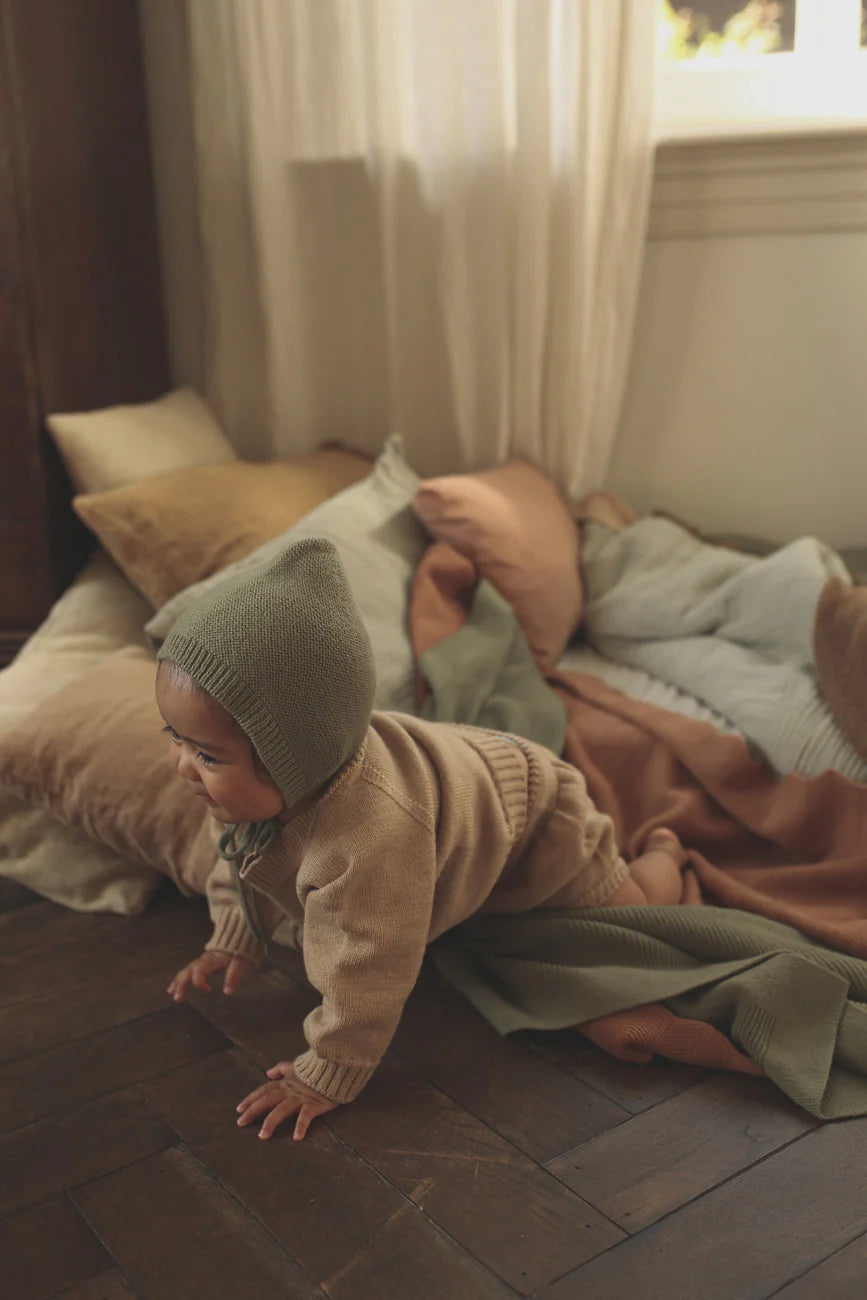Bonnet Dolly - Baby Strikmutsje - Merinowol - HVID - lifestyle - afbeelding 4