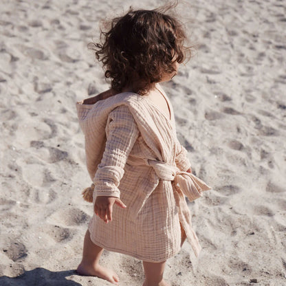 Baby Bello - Baby Badjas - Toasted Almond - 100% Biologisch mousseline katoen - kindje op het strand