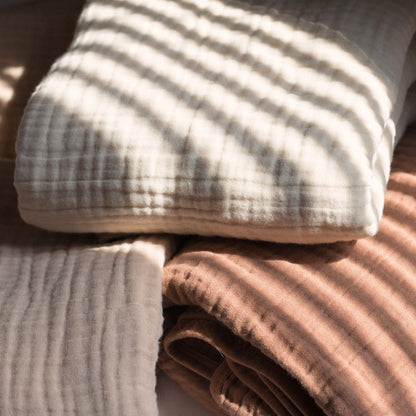 Baby Bello - Wiegdeken Sandshell - Beige Deken 120x120cm - 100% Biologisch katoen mousseline -lifestyle