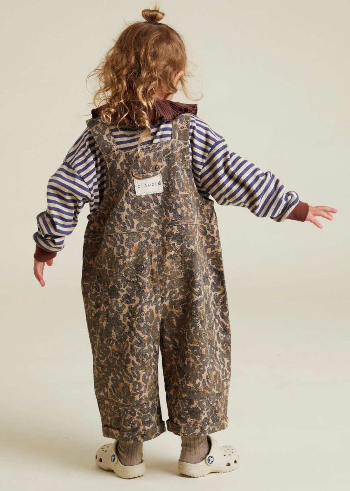 Blythe Leopard Dungaree – Salopette oversize à imprimé léopard – Coton biologique – Claude & Co