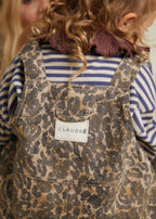 Blythe Leopard Dungaree – Salopette oversize à imprimé léopard – Coton biologique – Claude & Co
