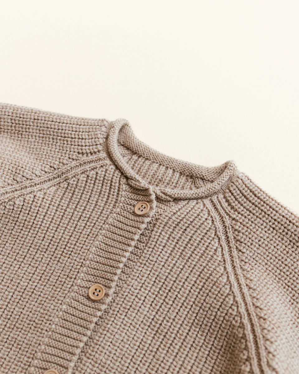 Gebreid vest Inga – Sand – Seamless cardigan – Merinowol – HVID
